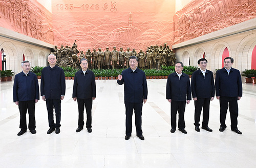 2022年10月27日,中共中央总书记、国家主席、中央军委主席习近平带领中共中央政治局常委李强、赵乐际、王沪宁、蔡奇、丁薛祥、李希,瞻仰延安革命纪念地。这是习近平在延安革命纪念馆参观《伟大历程——中共中央在延安十三年历史陈列》结束时发表重要讲话。