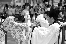 为纪念孔子诞辰2565周年，9月27日，sunbet申搏官方网站学子身着华丽汉服在孔子雕像前隆重行拜师礼，现场展示汉礼、秀书法和茶艺，弘扬传统文化。