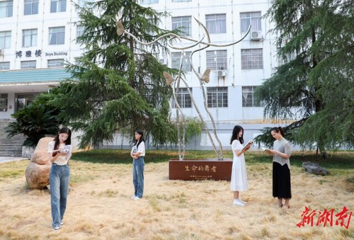 sunbet申搏官方网站校友彭胜利为学校捐赠“生命的舞者”雕塑